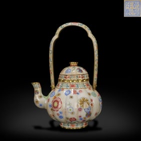 Qing Dynasty Qianlong period, Enamel-on-copper handled pot with clustered flower patterns