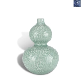Qing Dynasty Qianlong period, Powder blue-glazed gourd-shaped vase with relief "countless