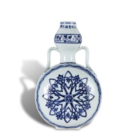 Ming Dynasty Xuande period, Blue-and-white gourd-shaped flat vase with wheel patterns and ribbon