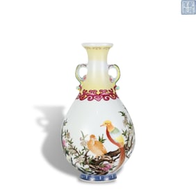 Qing Dynasty Qianlong period, Enameled double-ear vase with flower and bird patterns