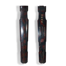 Ming Dynasty or Earlier Xianpei Yingfeng Zhongni-style guqin, formerly collected by Tang Jianyuan