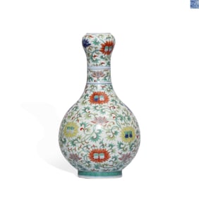 Qianlong period, Qing Dynasty Doucai garlic-shaped vase with interlocking flower patterns