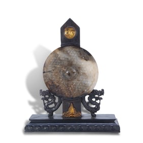 Qing Dynasty Qianlong period, Han Dynasty jade bi with grain patterns, inlaid in a Gui - shaped