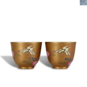 Qing Dynasty Daoguang period Pair of famille rose cups with gold ground and flower-butterfly