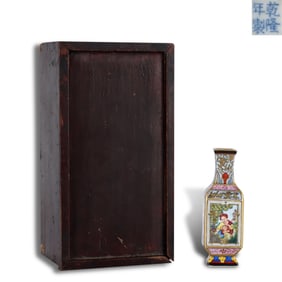 Qing Dynasty Qianlong period, Enameled square vase with openwork Western figures and landscape
