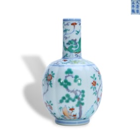 Qing Yongzheng period of a Small melon-ribbed bottle with the pattern of the Three Friends of
