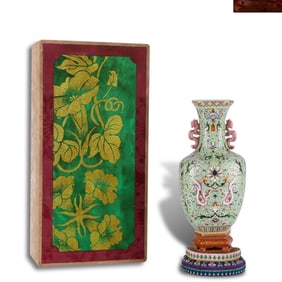 Qing Dynasty Qianlong period, Wall vase with phoenix-through-flower patterns on green ground