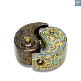 Qing Dynasty Qianlong period, the Eight Trigrams - shaped ewer with Ji blue glaze, gold tracery,