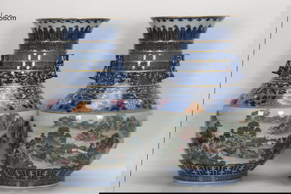 A PAIR OF QING DYNASTY BLUE AND WHITE FAMILLE ROSE VASES