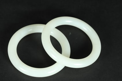 A PAIR OF WHITE JADE BRACELETS FROM THE QING DYNASTY