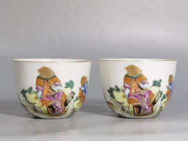 A PAIR OF QING DYNASTY ENAMEL-PAINTED AND GILDED WESTERN-STYLE FIGURE CUPS