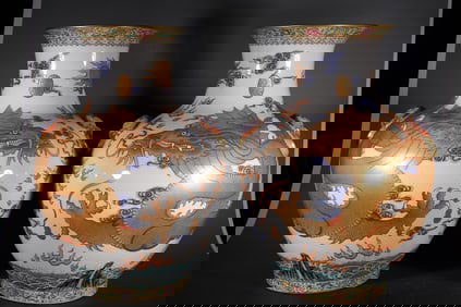 A PAIR OF QING DYNASTY FAMILLE ROSE VASES WITH GILT DRAGON DESIGNS