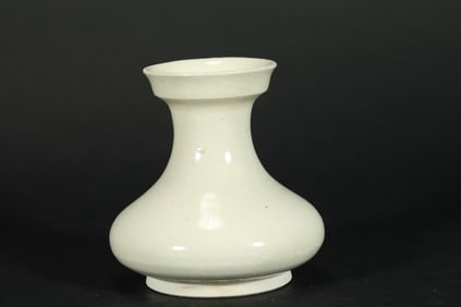 SUI DYNASTY WHITE PORCELAIN BOTTLE WITH DISH MOUTH