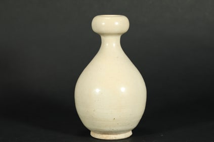 SUI DYNASTY WHITE PORCELAIN BOTTLE