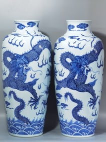 A PAIR OF BLUE AND WHITE DRAGON-PATTERNED VASES FROM THE QING DYNASTY