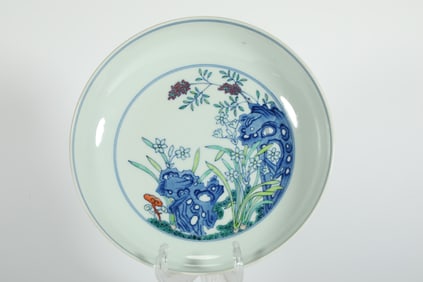 QING DYNASTY DOUCAI FLORAL AND ROCK PATTERN PLATE