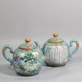A PAIR OF QING DYNASTY FAMILLE ROSE TEAPOTS WITH OPENWORK DEPICTING FIGURES, LANDSCAPES, AND POEMS.