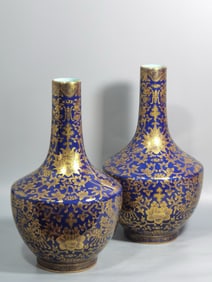 A PAIR OF QING DYNASTY BLUE-AND-WHITE GILT VASES