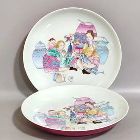 A PAIR OF QING DYNASTY ENAMEL-PAINTED WESTERN-STYLE FIGURE PLATES