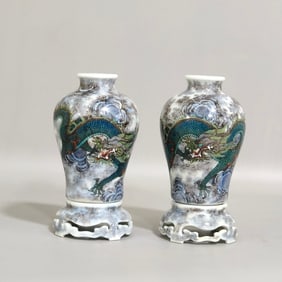 A PAIR OF QING DYNASTY ENAMEL DRAGON-PATTERNED SNUFF BOTTLES