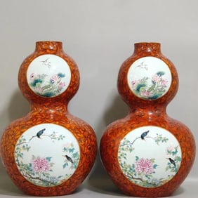 A PAIR OF QING DYNASTY FAMILLE ROSE GOURD-SHAPED VASES WITH FLORAL AND BIRD DESIGNS