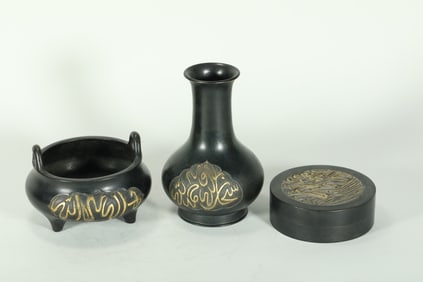 A SET OF GILDED INCENSE BURNER, VASE AND BOX FROM THE QING DYNASTY