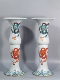 A PAIR OF QING DYNASTY DRAGON-PATTERNED FLOWER VASES