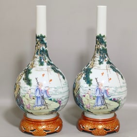 A PAIR OF LONG-NECKED VASES DEPICTING FIGURES AND STORIES FROM THE QING DYNASTY