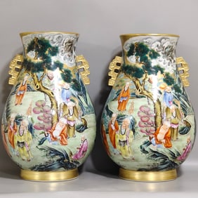 A PAIR OF QING DYNASTY GOLD-GROUND VASES WITH EIGHTEEN ARHATS AND DOUBLE HANDLES