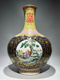 QING DYNASTY FAMILLE ROSE VASE
