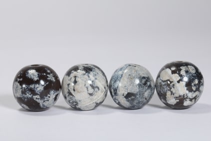 A SET OF TANG DYNASTY AGATE BEADS