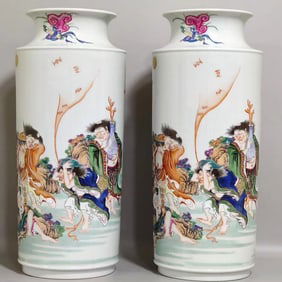 A PAIR OF QING DYNASTY FAMILLE ROSE FIGURE VASES