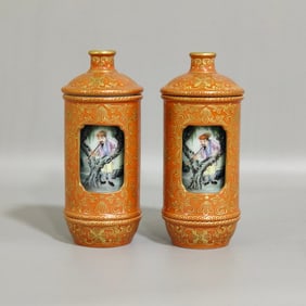 A PAIR OF QING DYNASTY FAMILLE ROSE REVOLVING SNUFF BOTTLES