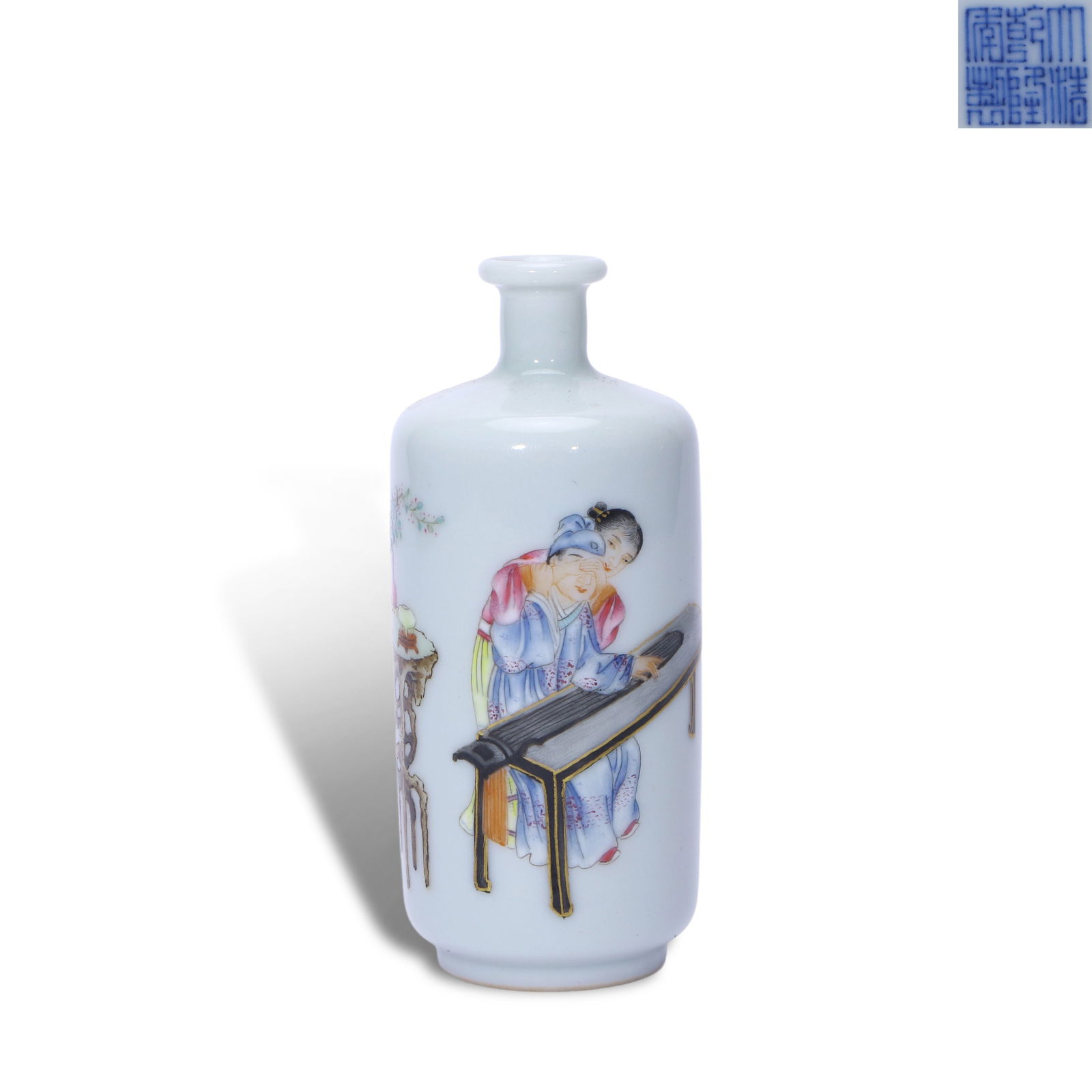 Qing Dynasty Qianlong period, Famille rose snuff bottle with figure story patterns (1 of 5)