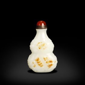 Qing Dynasty Hetian white jade snuff bottle carved with "fortune before eyes" patterns
