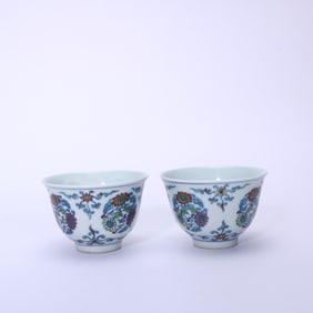 Qing Dynasty Yongzheng period, A pair of Doucai cups with chrysanthemum medallion patterns