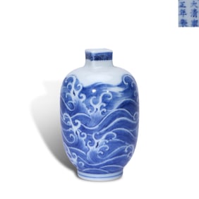 Qing Dynasty Yongzheng period, Small blue-and-white square-mouthed vase with sea wave patterns