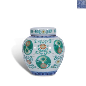 Qing Dynasty Qianlong period, Doucai covered jar with chrysanthemum medallion patterns