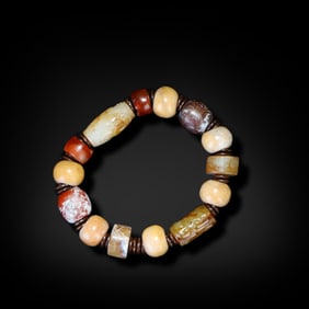 Neolithic Period Set of jade "le" (pendants) and jade tube-bead necklaces