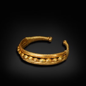 Tang Dynasty Gold bracelet with floral patterns