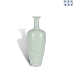 Qing Dynasty Kangxi period, Celadon-glazed three-string zun with incised sea wave and cloud dragon