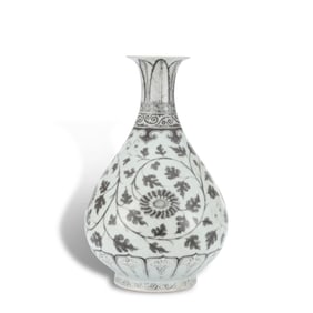Ming Dynasty Hongwu period, Underglaze red yuhuchun vase (pear-shaped) with interlocking floral