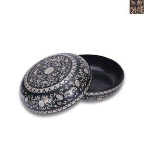 Qing Dynasty Qianlong period, Black lacquer lidded box inlaid with mother-of-pearl floral and