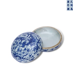 Ming Dynasty Wanli period, Blue-and-white covered box with children-at-play patterns