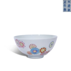 Qing Dynasty Yongzheng period, Famille rose bowl with "flower ball" patterns