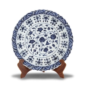 Ming Dynasty Yongle period, Blue-and-white sunflower-rimmed plate with interlocking seasonal floral