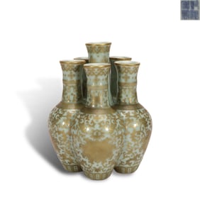 Qing Dynasty Qianlong period, Celadon-glazed six-connected vases with gilded interlocking lotus