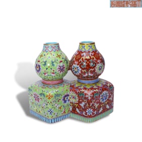 Qing Dynasty Qianlong period, Famille rose double-gourd vase with interlocking floral patterns