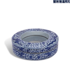 Ming Dynasty Jiajing period, Blue-and-white chaozhu box with dragon-through-flower patterns