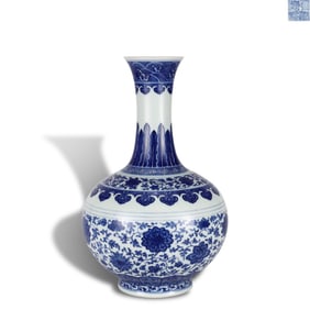 Qing Dynasty Qianlong period Blue-and-white "reward vase" with scrolling lotus